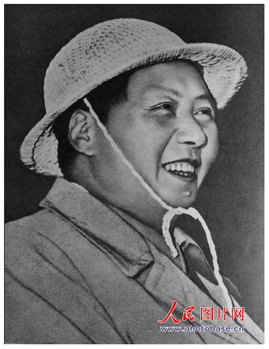 1958年,毛泽东在安徽工厂视察。